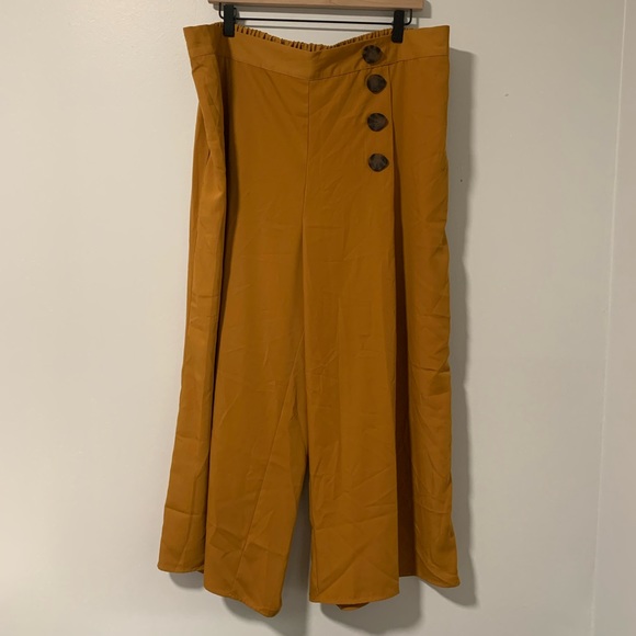 Eloquii Button Detail Crop Pant - Picture 2 of 6